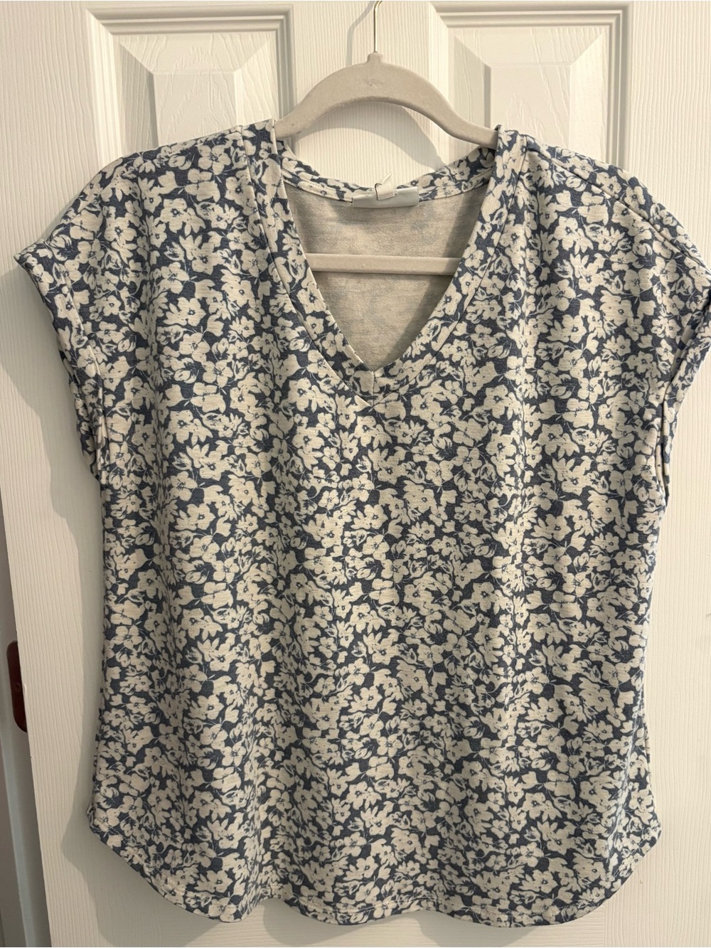 bobeau Navy and White Floral V-Neck Cap Sleeve Blouse